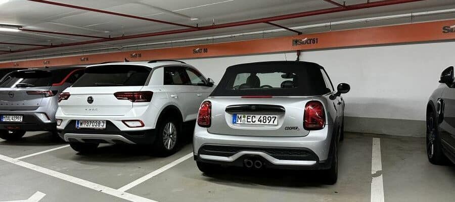 Parkende Mietwagen in einer Sixt-Tiefgarage, darunter ein MINI Cabrio, VW T-Roc und Opel Astra