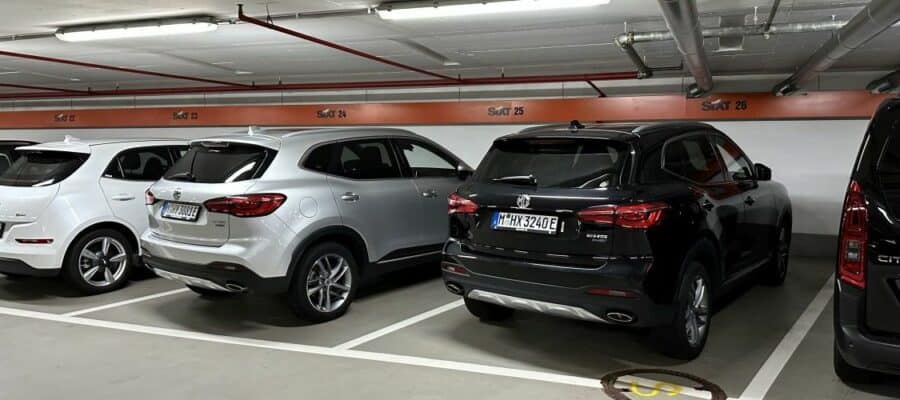 Mehrere geparkte Sixt-Mietwagen in einem Tiefgaragenstellplatz, darunter moderne SUVs verschiedener Farben.